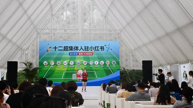 阿媒:梅西在比赛中右眼睑受伤遭肘击,被迫接受紧急治疗