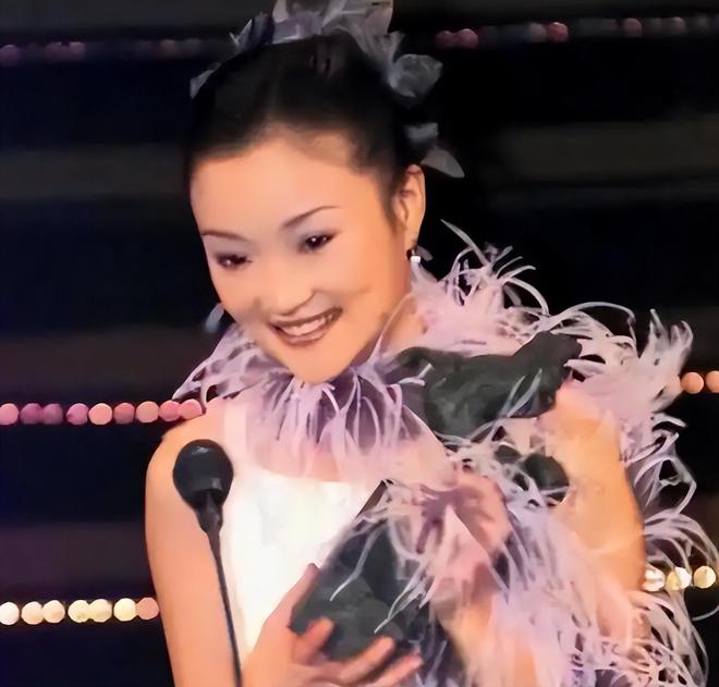 爷爷谢贤去世1月后，谢振轩悉尼被偶遇，与46岁女子恋情真相大白