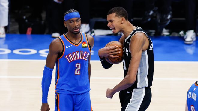 62岁马云现身NBA中国赛!猛拍成龙大腿 与贝克汉姆蔡崇信热聊