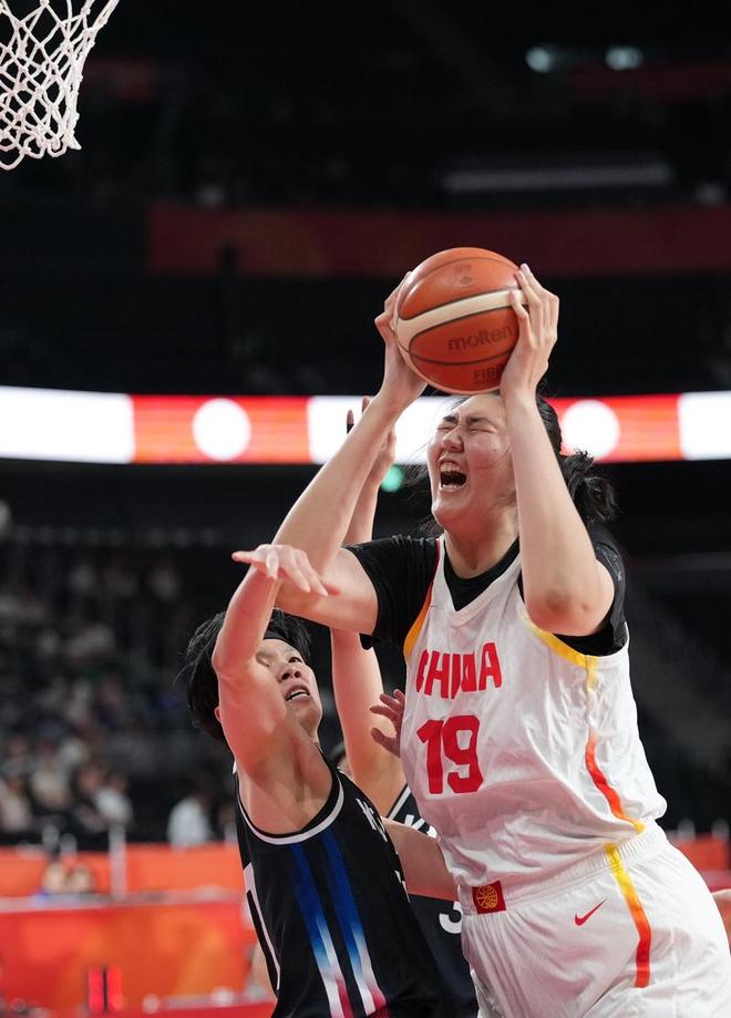 上海男篮陷入纠结，洛夫顿续约成难题，两问题明显，或被卢伟放弃