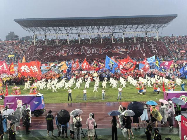 记者：洛夫顿、王哲林留在上海治疗，将缺席客战宁波的比赛
